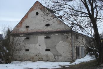 pohled na sýpku od silnice (© Jaromír Schoffer, 03/2010)