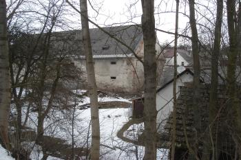 pohled ze dvora od pěší cesty (© Jaromír Schoffer, 03/2010)