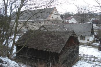 pohled od pěší cesty (© Jaromír Schoffer, 03/2010)