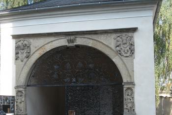 hlavní průčelí hrobky (© Jaromír Schoffer, 03/2010)