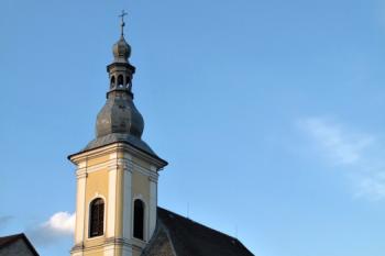 farní kostel od zámku ( © Jan P. Štěpánek 05/2013)