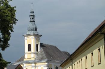 pohled na farní kostel od zámku ( © Jan P. Štěpánek 05/2013)