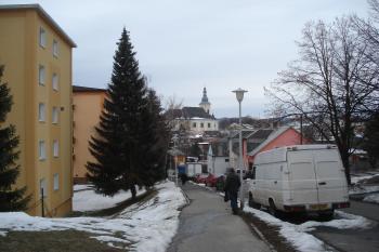 Pohled na kostel od bývalého zbořeného velkého dvora (© Jaromír Schoffer, 03/2010)