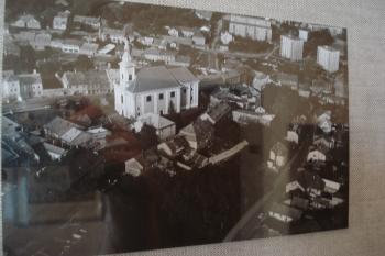 Pohled na kostel a náměstí kolem roku 1980 (© )