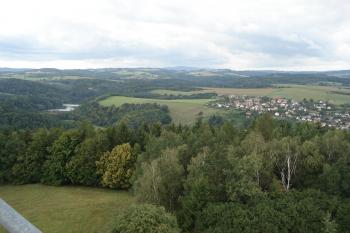 Pohled z Jestřebského kopce na přehradu a obec Nemili s tvrzí (© Jaromír Schoffer, 03/2010)