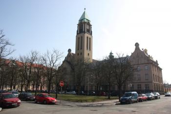 Pohled na kostel a faru od severu ( © Ivan Grisa 03/2010)