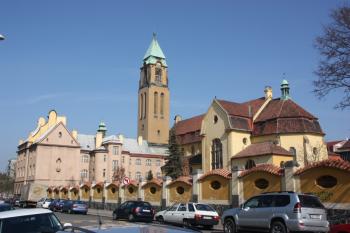 Kostel a fara od jihozápadu ( © Ivan Grisa 03/2010)