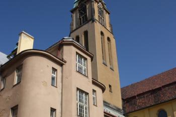Dvorní fasáda fary a věž kostela ( © Ivan Grisa 03/2010)