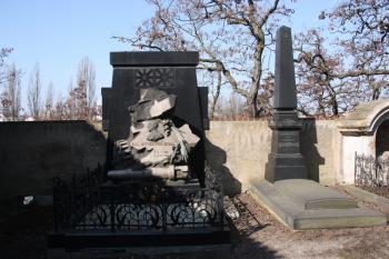 Hrob Emila, rytíře Škody (vlevo) ( © Ivan Grisa 03/2010)