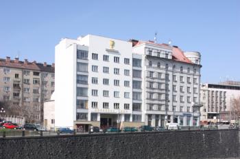 Korandův dům a východní křídlo Mrakodrapu od východu ( © Ivan Grisa 03/2010)