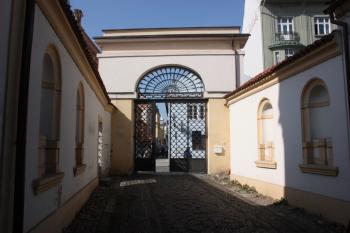 Vstupní brána ke kostelu ( © Ivan Grisa 03/2010)