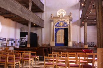 Stará synagoga: pohled k almemoru ( © Ivan Grisa 03/2010)