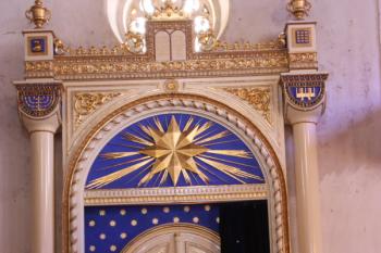 Stará synagoga: almemor ( © Ivan Grisa 03/2010)