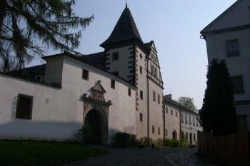 Průhled kolem ohradní zdi horního zámku do ulice ke kostelu (© Ivan Grisa, 05/2005)