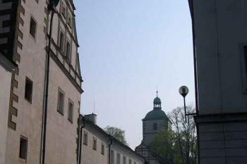 Boční trakt horního zámku, Starschedelovský a Konojedovský dům, kostelní věž (© Ivan Grisa, 05/2005)