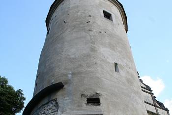Západní kulatá věž horního zámku, pohled z příkopu (© Ivan Grisa, 07/2008)