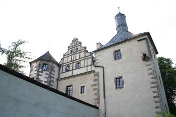 Schodišťová věž, východní štít a obytná čtverhranná věž horního zámku z příkopu (© Ivan Grisa, 07/2008)