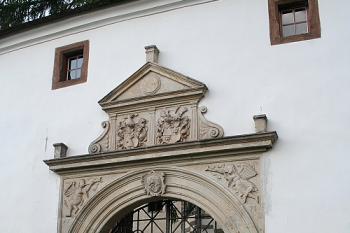 Hlavní portál horního zámku (© Ivan Grisa, 07/2008)