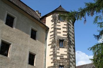 Východní část hlavní budovy a schodišťová věž horního zámku z nádvoří (© Ivan Grisa, 07/2008)