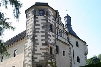 Schodišťová věž, východní štít a hranolová obytná věž horního zámku z nádvoří (© Ivan Grisa, 07/2008)