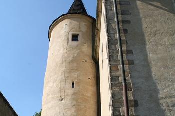 Západní kulatá věž Horního zámku z nádvoří (© Ivan Grisa, 07/2008)