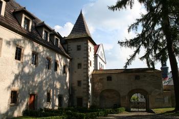 Úřednická budova horního zámku od severozápadu (© Ivan Grisa, 07/2008)