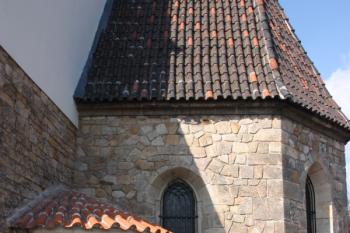 Románská apsida a (novo)gotický presbytář ( © Ivan Grisa 03/2010)