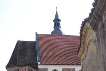 Kostel od severu, vpravo kostnice ( © Ivan Grisa 03/2010)