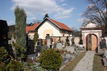 Brána ze hřbitova, v pozadí hrobnický domek ( © Ivan Grisa 03/2010)