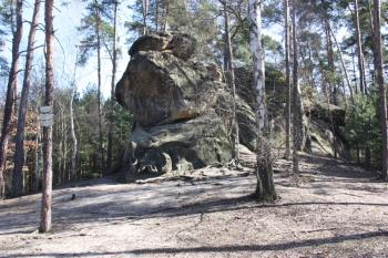 Celkový pohled na skálu od východu ( © Ivan Grisa 03/2010)