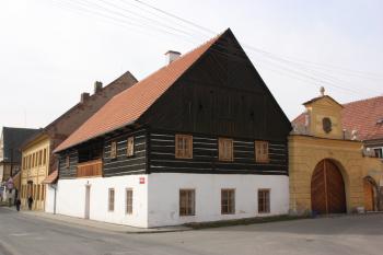 Dům čp. 1 (Zelená ves) na jihovýchodním nároží dvora ( © Ivan Grisa 03/2010)