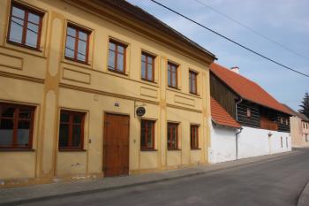 Jižní strana dvora, vlevo Leitenbergerův dům ( © Ivan Grisa 03/2010)