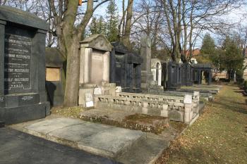 část hřbitova s honosnými náhrobky ( © Milan Caha 03/2010)