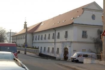 jižní uliční průčelí ( © Milan Caha 03/2010)
