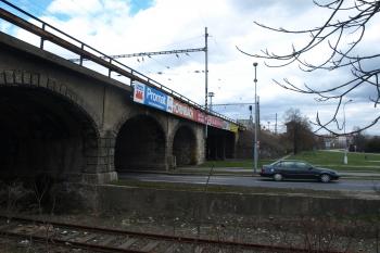 zbytky viaduktu mezi Svratkou a Uhelnou ulicí ( © Milan Caha 06/2010)