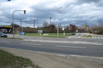 násep, kterým je zasypaný viadukt ( © Milan Caha 06/2010)