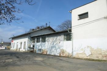 nádražní budova zaniklé dráhy ( © Milan Caha 05/2010)