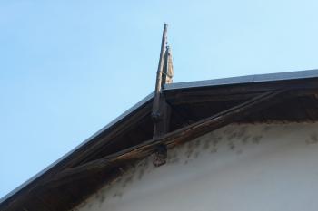 zbytek původních dřevěných ozdob budovy ( © Milan Caha 05/2010)