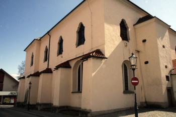 severní boční loď kostela s opěráky ( © Iva Spurná 3.4.2010)