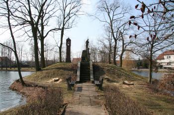 Pohled na vlastní plochu tvrziště ( © Petr Nožička 03/2010)