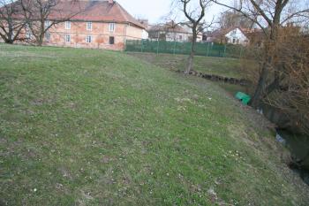 Plocha tvrziště ( © Petr Nožička 03/2010)