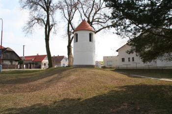 Těleso tvrziště s kapličkou ( © Petr Nožička 03/2010)