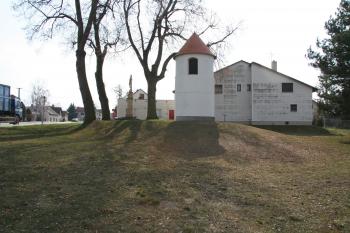 Těleso tvrziště s kapličkou ( © Petr Nožička 03/2010)
