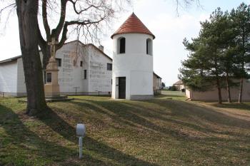 Těleso tvrziště s kapličkou ( © Petr Nožička 03/2010)