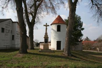 Těleso tvrziště s kapličkou ( © Petr Nožička 03/2010)
