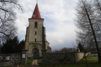 Západní průčelí s vchodem pod věží. ( © Jiří Čížek 03/2010)