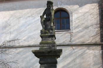 Ecce homo u severní stěny kostela ( © Ivan Grisa 03/2010)