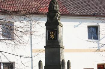 Pomník padlým jihozápadně od kostela ( © Ivan Grisa 03/2010)