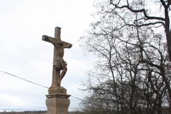 Opravený krucifix západně od kostela ( © Ivan Grisa 04/2010)