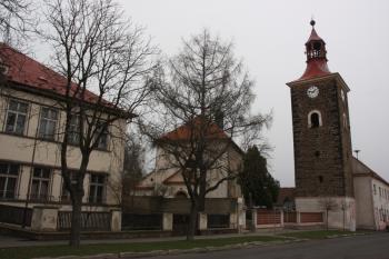 Kostel a zvonice od západu ( © Ivan Grisa 04/2010)
